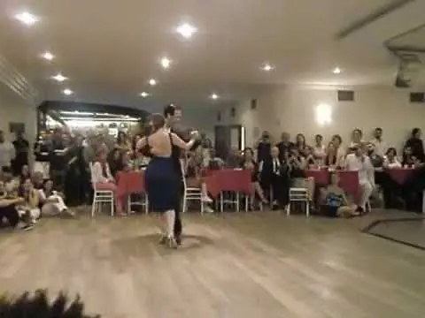 Video thumbnail for Juliana Maggioli e Enrique Macana - abertura Tango Congress - milonga