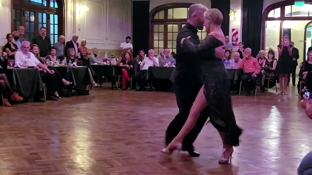 Video thumbnail for Claudio González y Aurora Lubiz bailan la milonga Ficha de Oro
