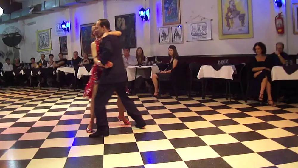 Video thumbnail for Ana Isabel y Julio Cesar bailan en Sin Rumbo, de Julio Duplaa - 1