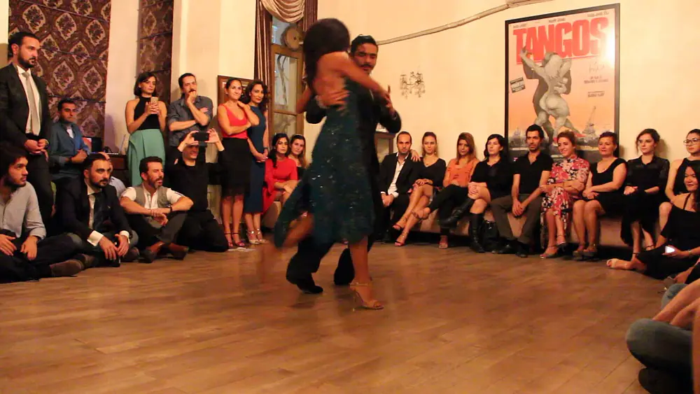 Video thumbnail for Sebastián Avendaño & Tanya Gutiérrez, Tangoist Stüdyo Milongası, 27-10-2017, 3/4