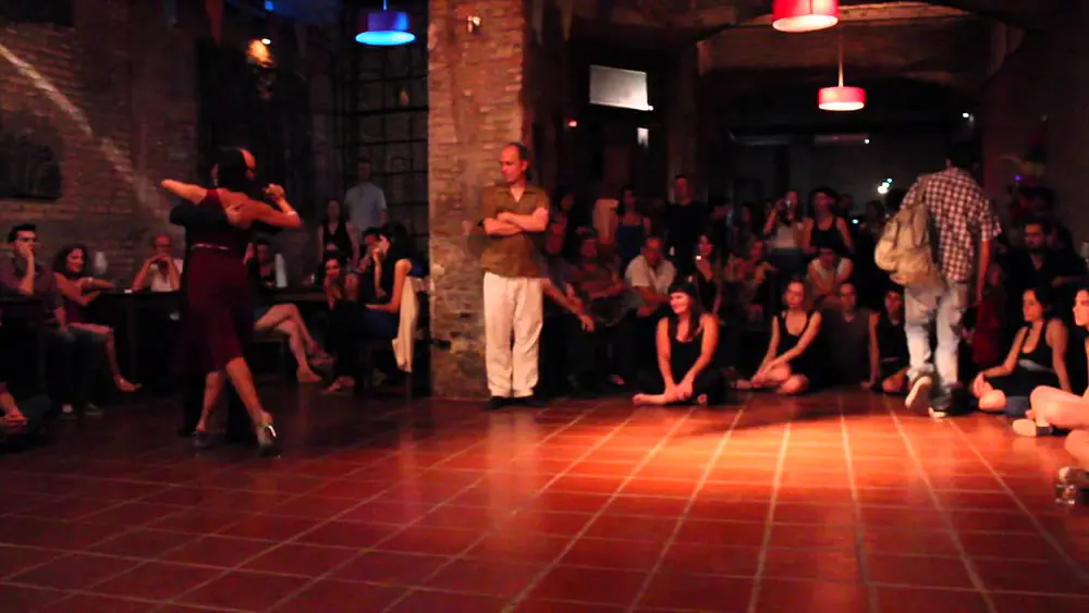 Video thumbnail for Leonardo Pankow y Josefina Stellato bailan Grisel en La Cachivacheria