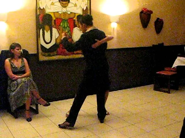 Video thumbnail for Natasha Arapé y Rafael Luna campeones nacionales de tango salón 2011 bailan el 15/7/2011