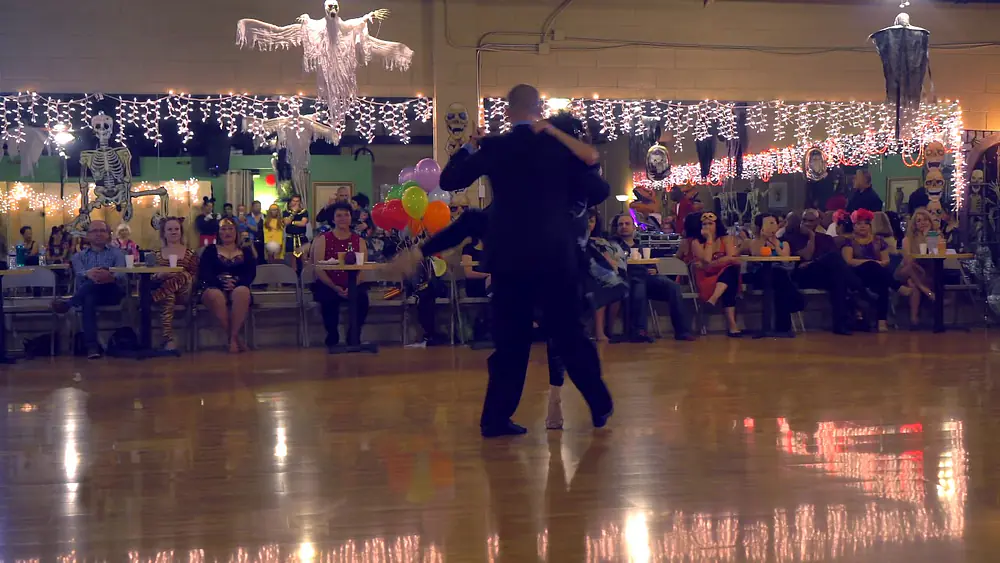 Video thumbnail for Guillermina Quiroga & Mariano Logiudice | 2 - Halloween Salsa Social