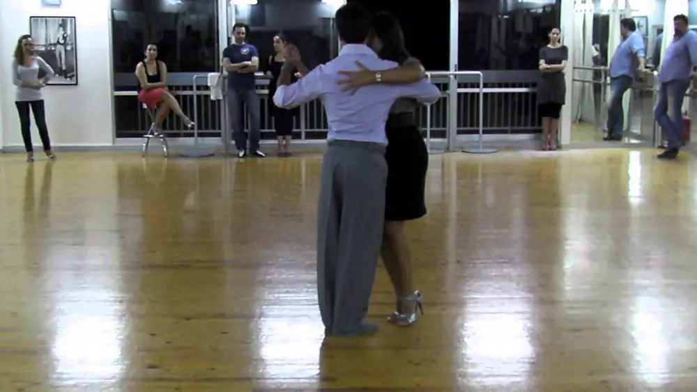 Video thumbnail for Sebastián Achaval y Roxana Suarez Clase de tango salon I