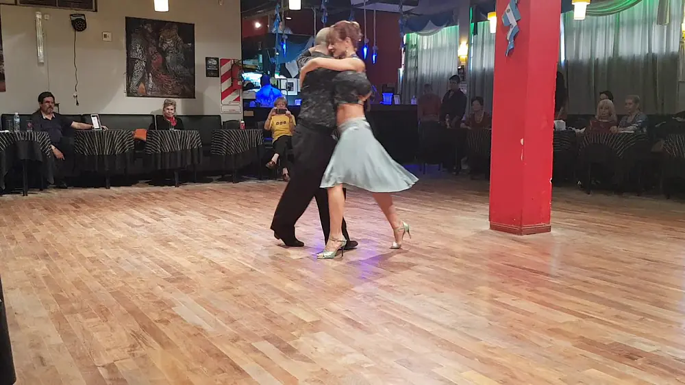Video thumbnail for Claudia Jakobsen y "Carlitos" Díaz milonga en Sol de Arrabal Milonga (13-sept-18)
