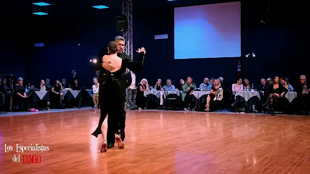 Video thumbnail for Aldana Valentina y Roberto Zuccarino @ La Bombonera Milonga, Napoli 2023_1/4