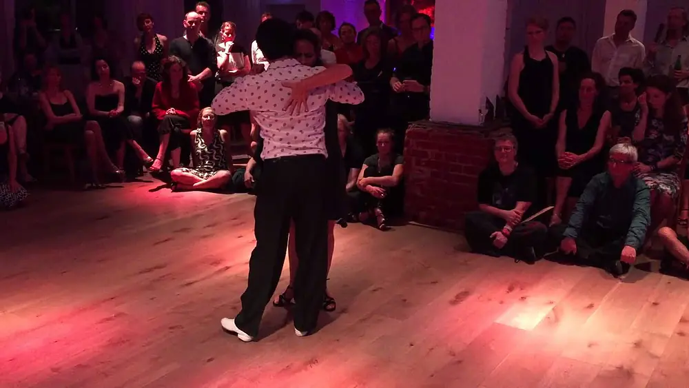 Video thumbnail for Celine Giordano y Alexis Quezada el abrazo 2015-09 1/4