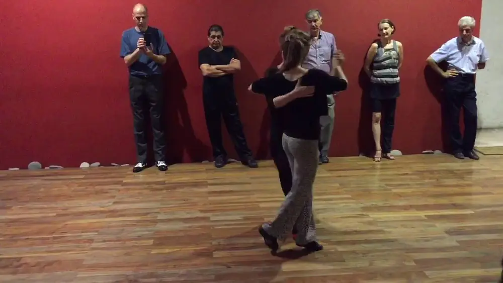 Video thumbnail for Clase de tango salon por Carolina Bonaventura