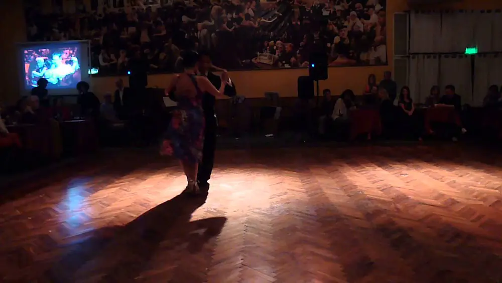 Video thumbnail for Julieta Qüesta y Rauli Choque bailan "Milonga del recuerdo" en el Parakultural Salón Canning