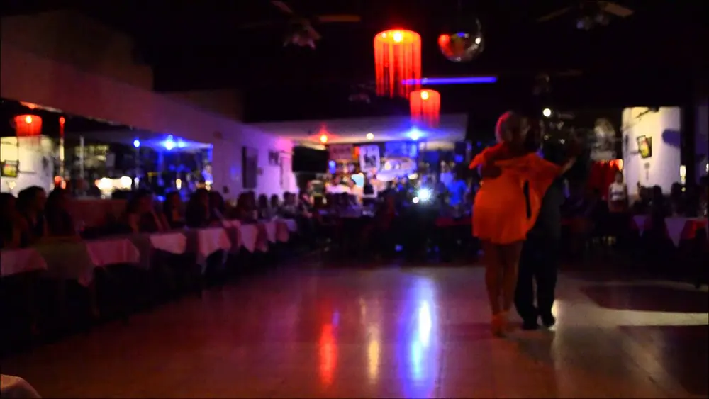 Video thumbnail for Yanina Erramouspe y Leo Ortiz, "No hay tierra como la mia" Orq. Lomuto