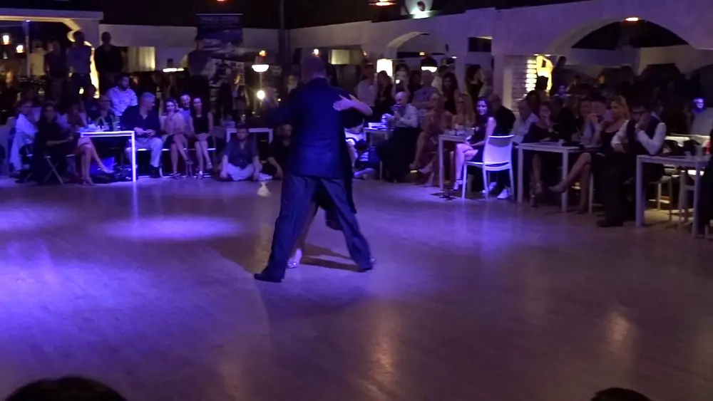 Video thumbnail for Diego Benavidez e Natasha Agudelo - Milonga del Barrio - 21.10.2016 (4/4)