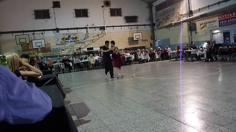 Video thumbnail for Julieta Qüesta y Rauli Choque bailan "Griseta" en Milonga Sunderland. Octubre 2013