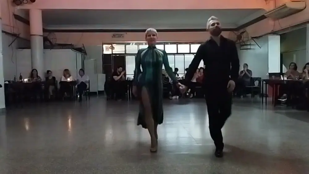 Video thumbnail for Aurora Lubiz y Claudio González bailan Chau No Va Más
