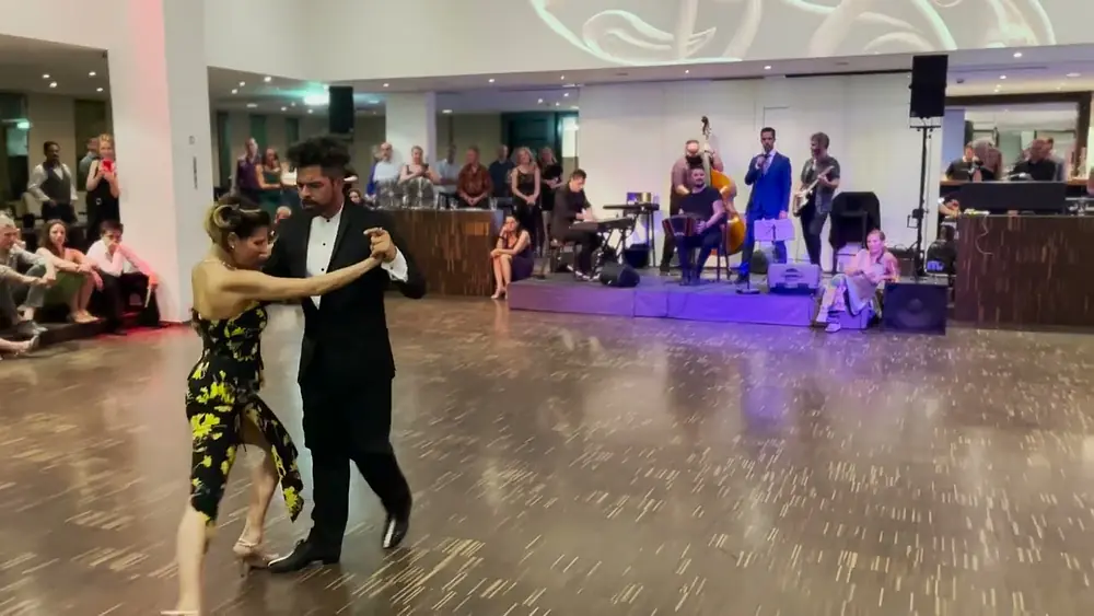 Video thumbnail for Rodrigo Fonti & Yamila Ivonne con El Cachivache / Tango bar Viena exhibicion Junto a tu corazon