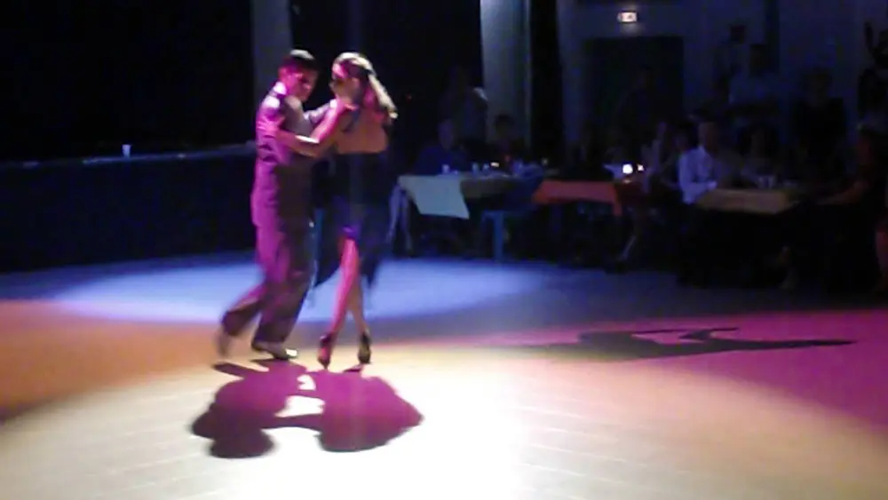 Video thumbnail for Julia et Andres Ciafardini - Fumando Espero (Hector varela)