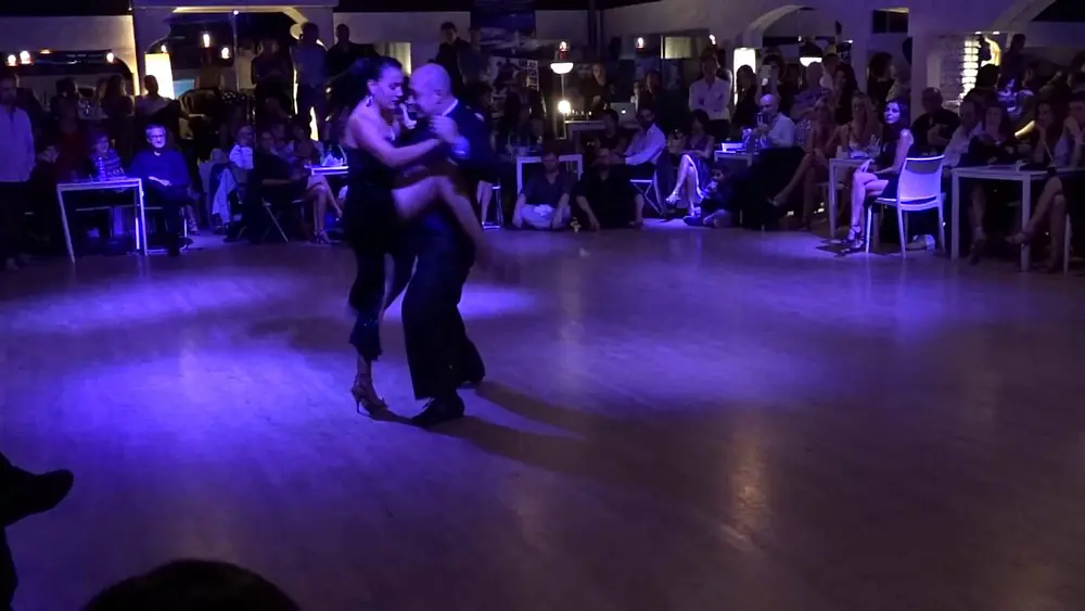 Video thumbnail for Diego Benavidez e Natasha Agudelo - Milonga del Barrio (2/4)