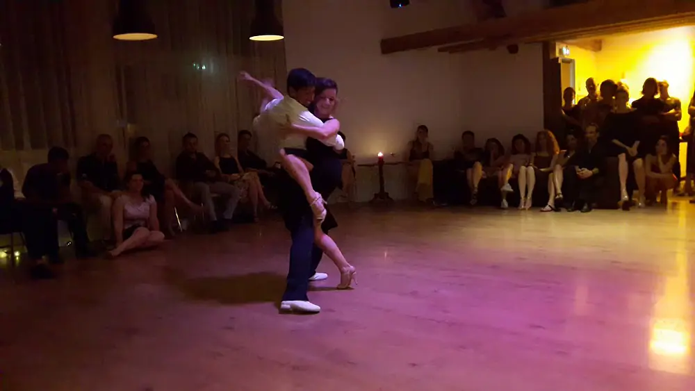 Video thumbnail for Katia Semenova et Roque Bravo dansent sur la milonga Ella Es Asi
