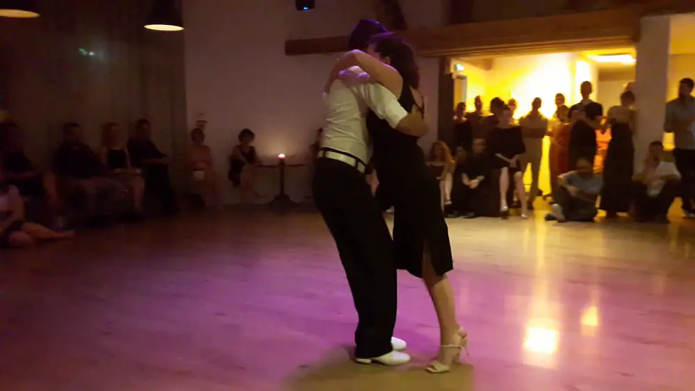 Video thumbnail for Katia Semenova et Roque Bravo dansent sur Viejo Porton