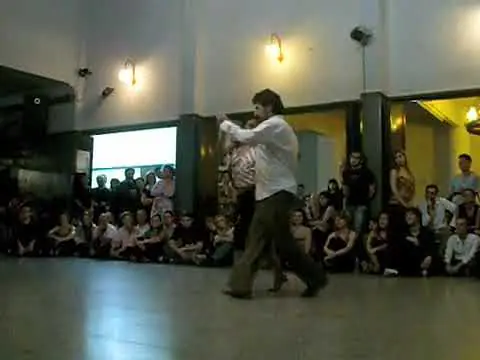 Video thumbnail for Andrés Molina y Corina Herrera bailando una milonga en TangoCool - Club Villa Malcolm (Bs As)