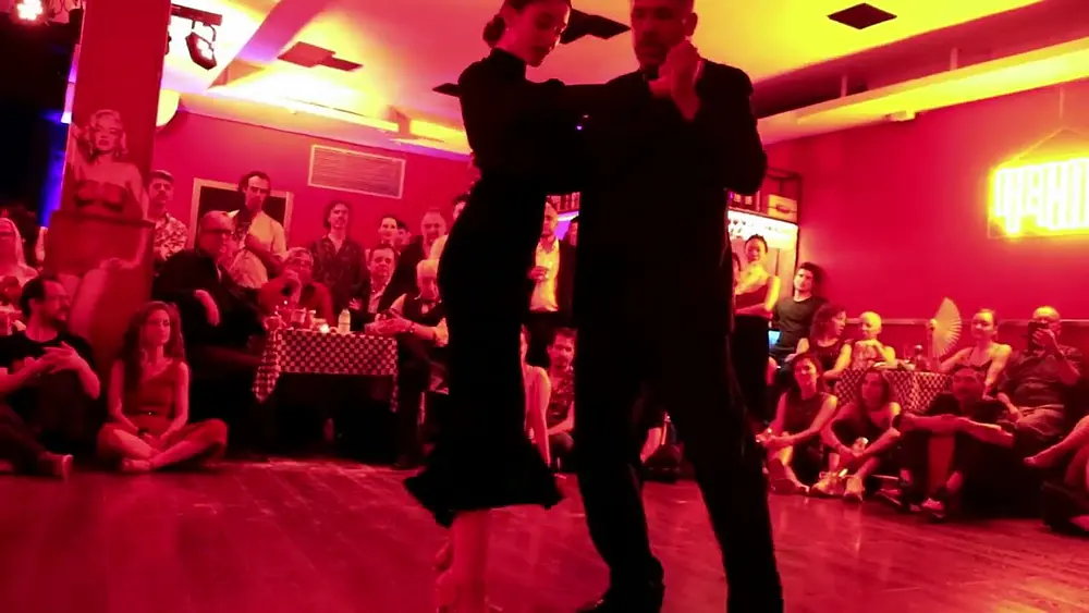 Video thumbnail for Roberto Zuccarino y Aldana Valentina - Milonga del 83 - D'Arienzo