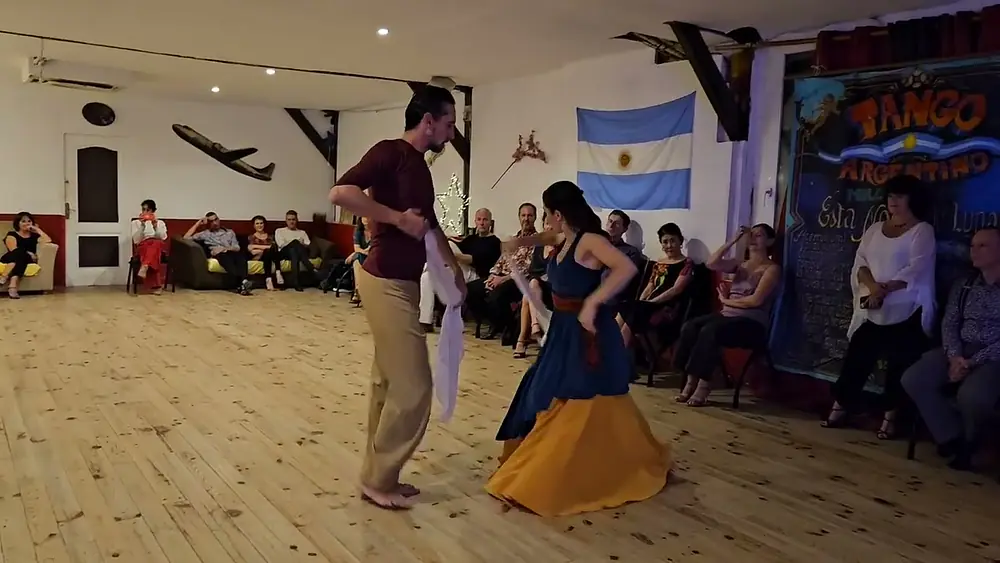 Video thumbnail for Esta Noche de Luna, folklore avec Sabrina Llanos Tarragona y Maximiliano Colussi (Samedi 28/09/2024)