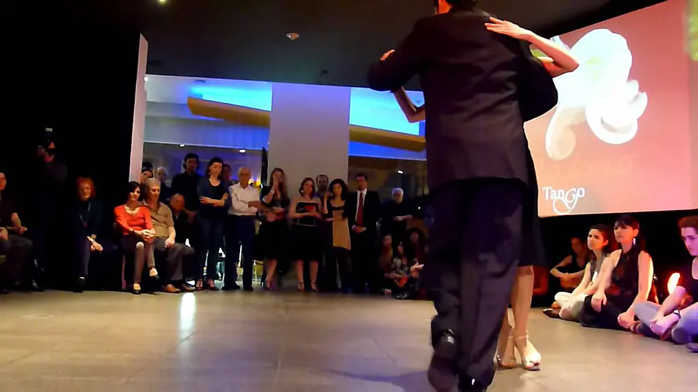 Video thumbnail for 4 La Milonga del Patio presenta a Aurora Lubiz y Luciano Bastos- Al verla pasar