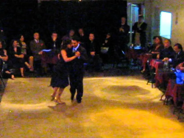 Video thumbnail for Facundo de la Cruz y Paola Sanz - milonga - Cacareando (O. Tipica Victor)