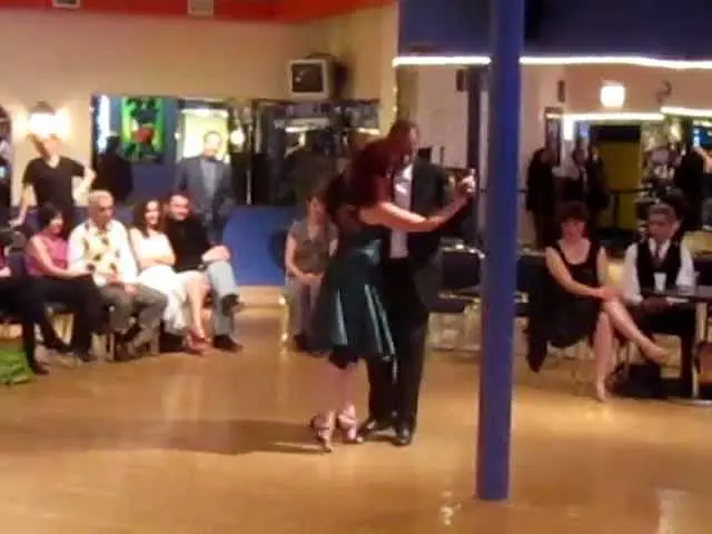 Video thumbnail for Alicia Pons and Ray Barbosa perform to the La Tapungatina by Pugliese