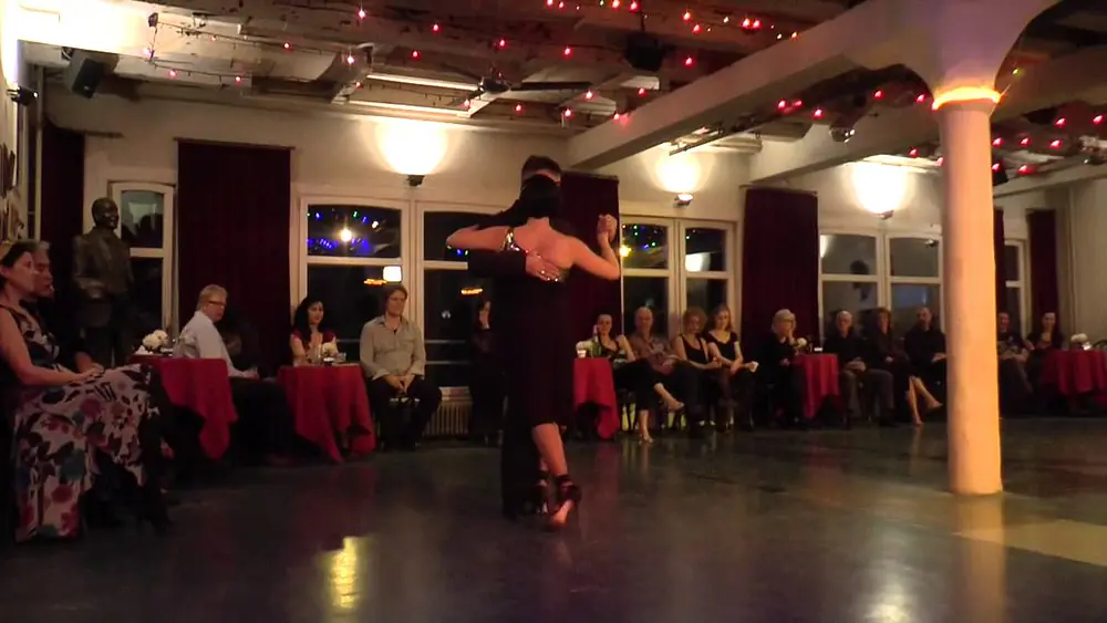 Video thumbnail for Paulina Cazabon & Jose Luis Gonzalez in Academia de Tango (1) "Garras" A.Troilo