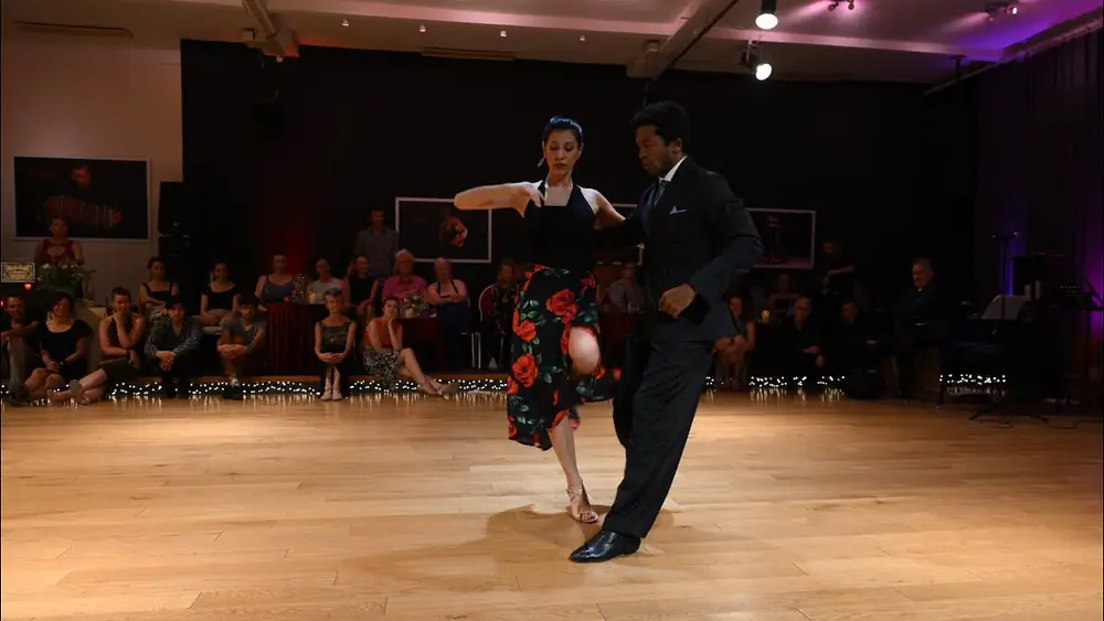Video thumbnail for Silvina Tse y Julio Alvarez: Bajo el cielo de Paris