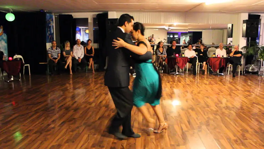 Video thumbnail for Facundo De La Cruz & Paola Sanz in Cuartito Azul on the 25.10.14 dancing Vals