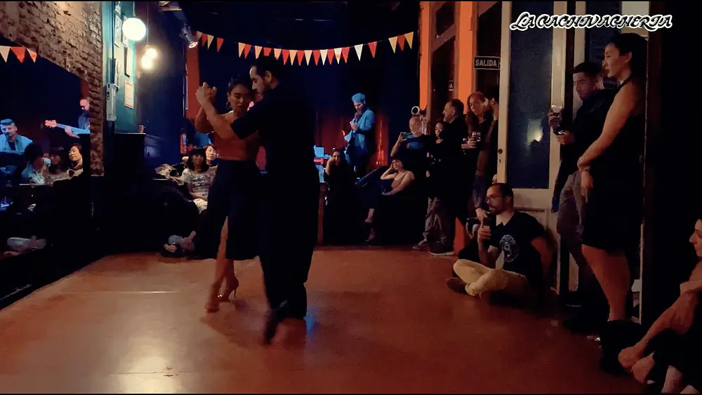 Video thumbnail for EL CACHIVACHE - Corina Herrera y Seba Fernandez en La Cachivacheria Milonga Comme il faut tango