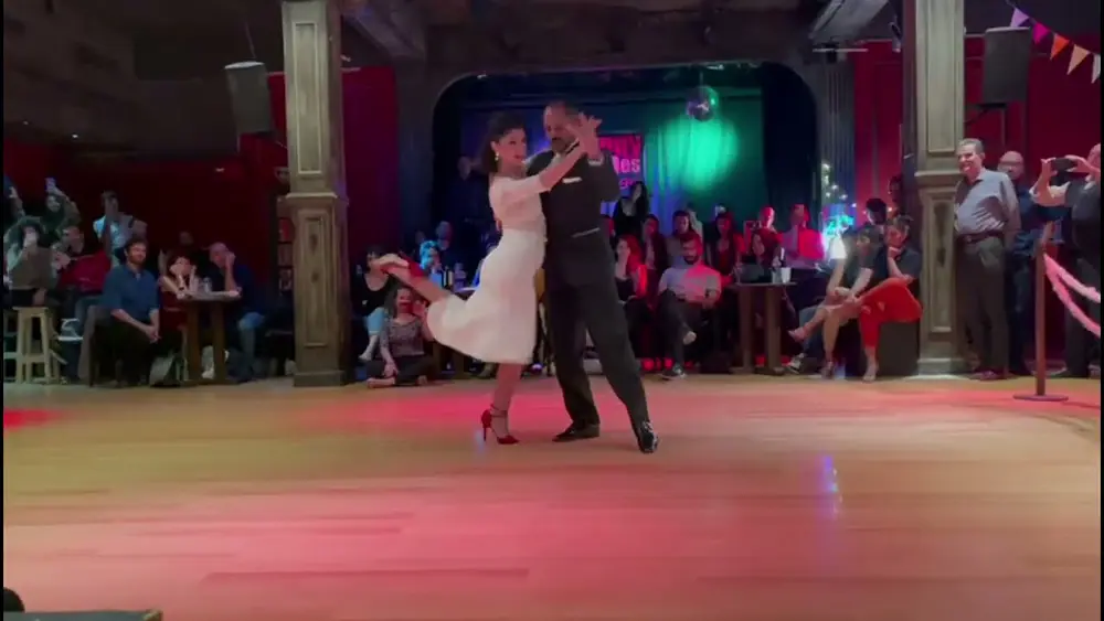 Video thumbnail for Frank Obregon y Majo Garces bailan el Tango Remembranzas en la Milonga Muy Lunes