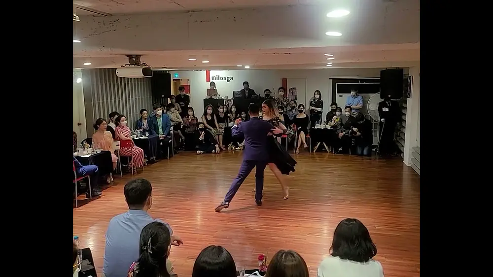 Video thumbnail for 2 루까스(Lucas Carrizo) 빠울라(Pau Tejeda)performance on 22nd octoberVenue: CAFE DE TANGO, Busan