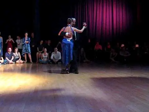 Video thumbnail for Roberto Reis & Natalia Lavendeira dance Tango at Corrientes in London