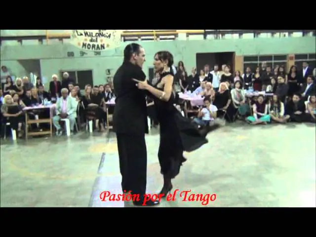 Video thumbnail for LORENA ERMOCIDA y PANCHO MARINEZ PEY bailando el tango MALA JUNTA en la MILONGA DEL MORAN