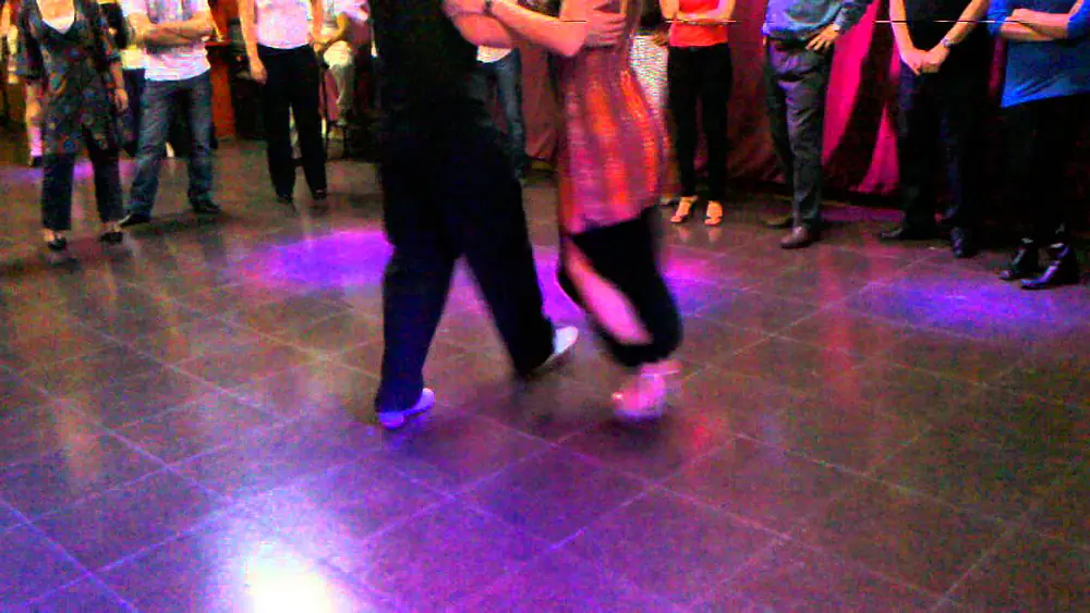 Video thumbnail for Daniela Roig y Hernán Prieto, clase de tango en La Viruta (20-10-2011)