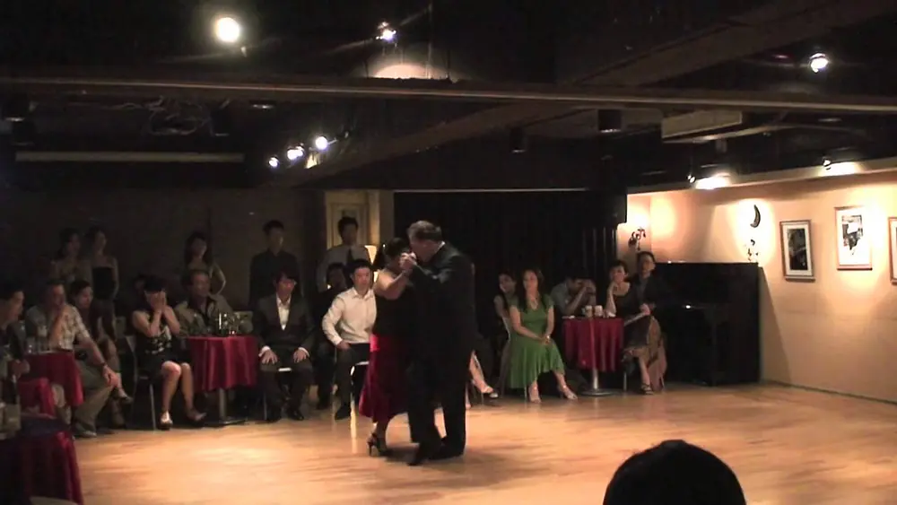 Video thumbnail for Jorge Díspari y María del Carmen Romero dance "Pocas palabras"
