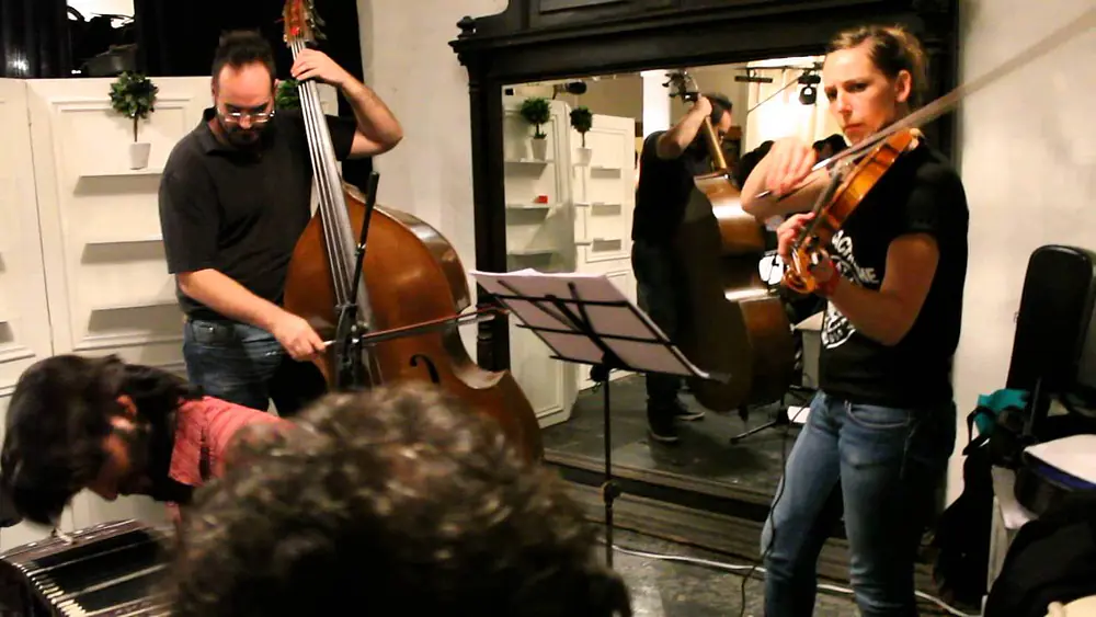 Video thumbnail for Quinteto Cachivache con la voz de Martu Salem en La Bicicleta Milonga.