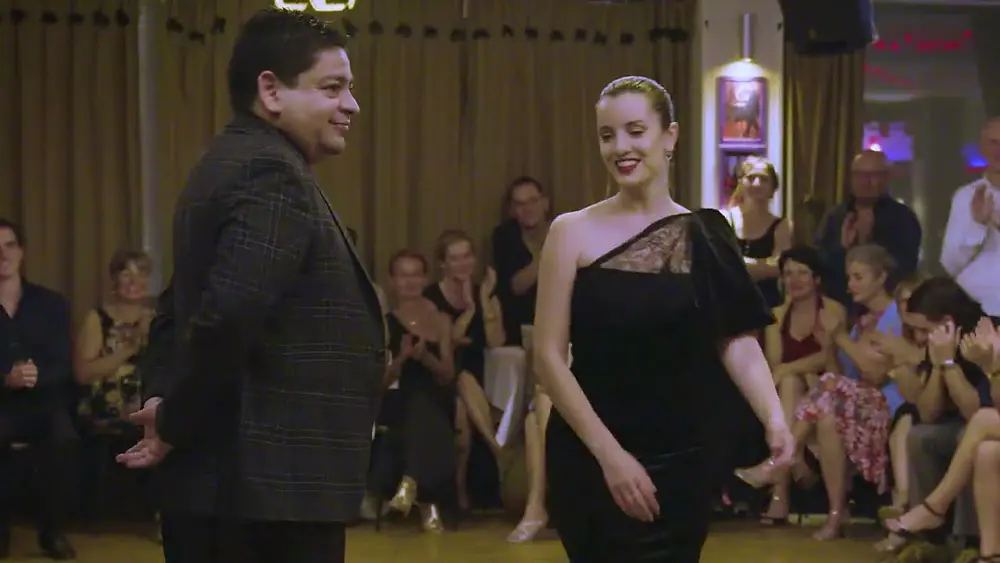Video thumbnail for Les Allumés du Tango - Démonstration Agustina PIAGGIO & Carlitos ESPINOZA 14 octobre 2023