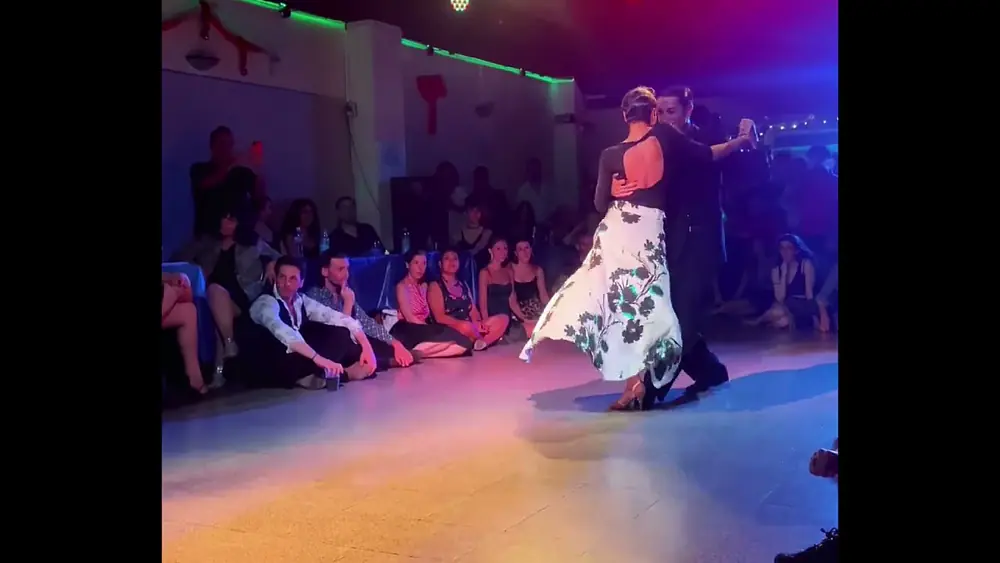 Video thumbnail for Julián Sánchez y Bruna Estellita - Yuyo Brujo   Tango Bardo en vivo