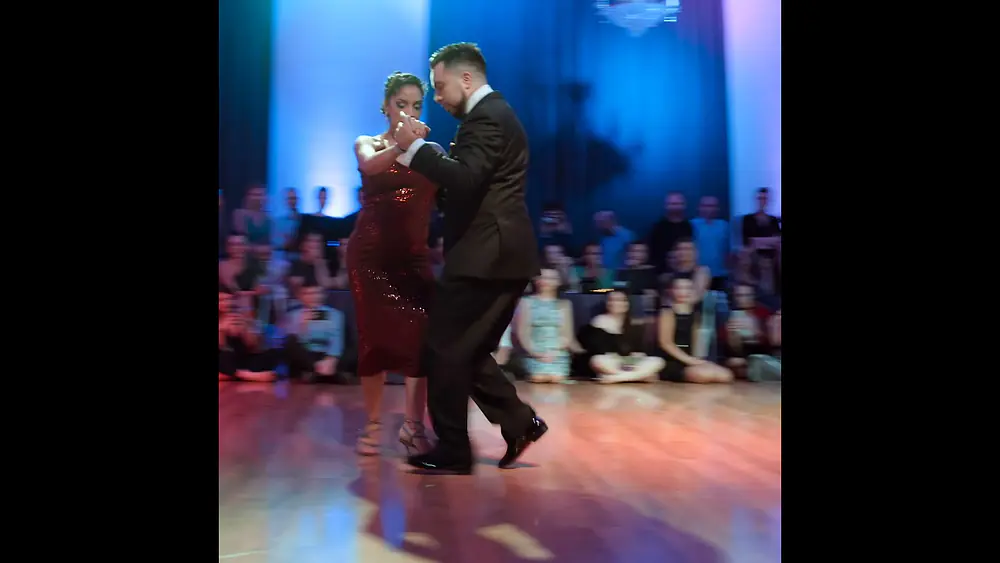 Video thumbnail for Clarisa Aragon & Jonathan Saavedra – Nueve de julio #1 #TangoMoment