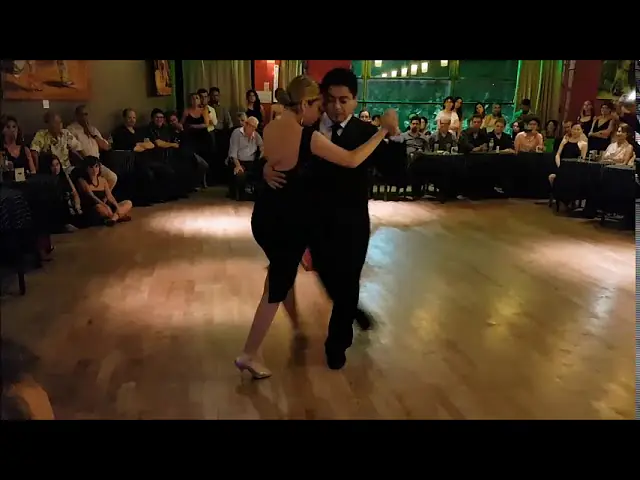 Video thumbnail for Carlos Espinoza y Noelia Hurtado / Milonga de los Domingos / 18-02-2018 / Milonga