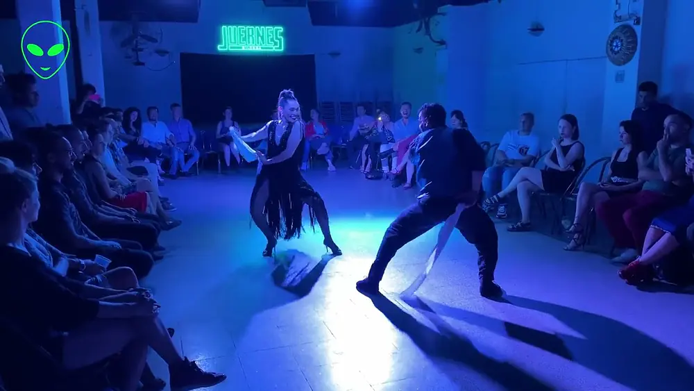 Video thumbnail for Ezequiel Lopez y Camila Alegre - En Juernes Milonga - (2/3)