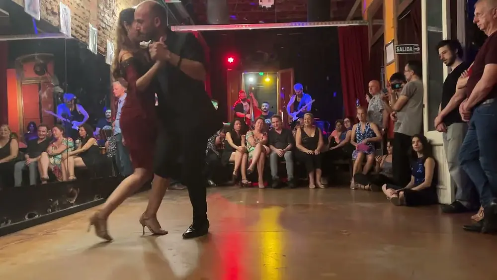 Video thumbnail for Giggio Giovanni & Luciana Moyano con El Cachivache Orkesta. Milonga Ella es asi