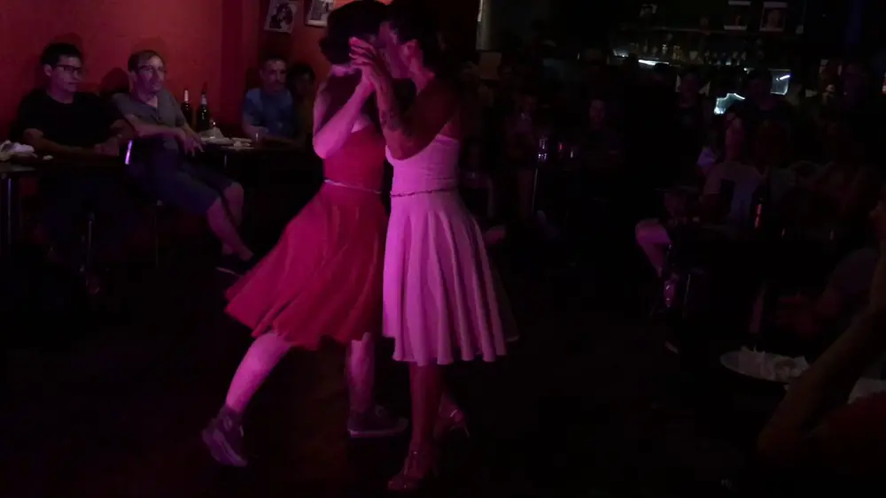 Video thumbnail for Inés Muzzopappa y Gaby Mataloni en la Milonga del Pez Cañón 3/3