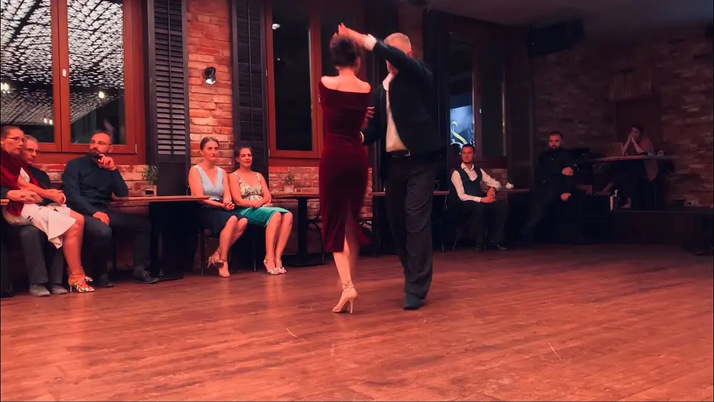 Video thumbnail for Joanna Jabłońska & Piotr Bochiński milonga Cascabelito 4/4