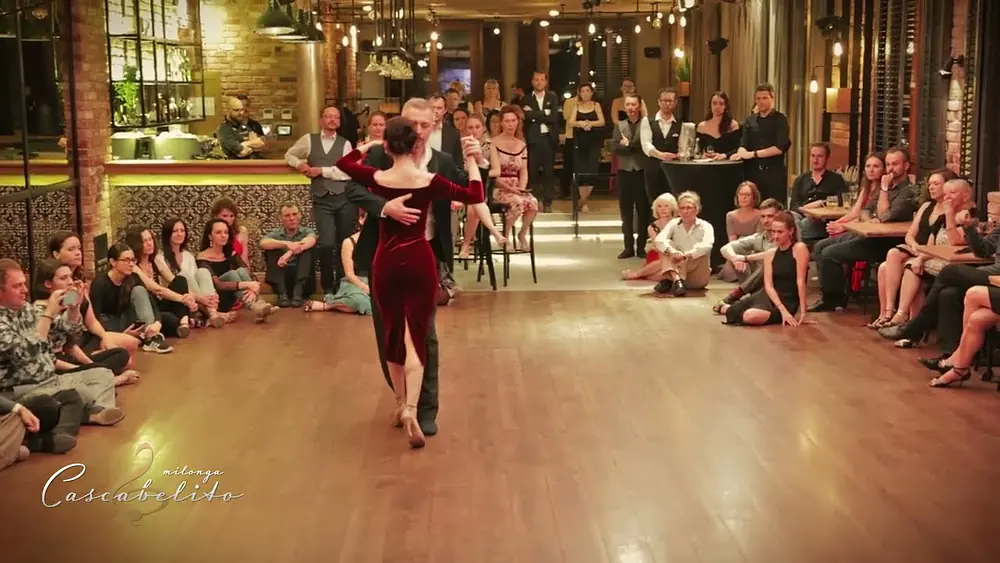 Video thumbnail for Joanna Jabłońska & Piotr Bochiński - Milonga Cascabelito (1/4)
