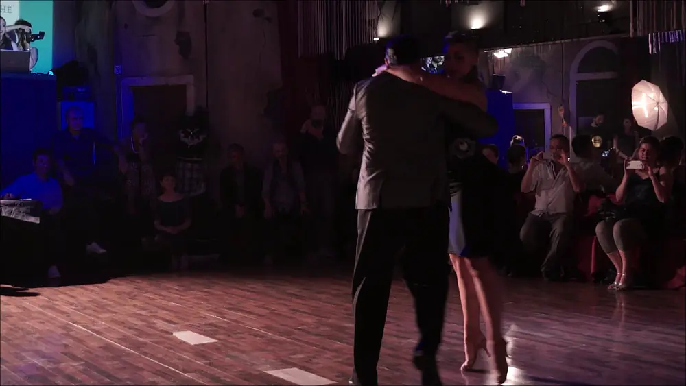 Video thumbnail for Rino Fraina & Graziella Pulvirenti - Sicily Tango Winter - Rie Payaso-Juan D'Arienzo 2/5