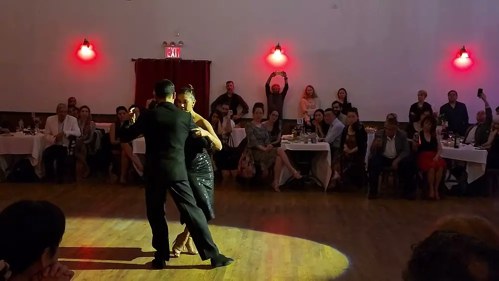 Video thumbnail for Argentine tango: Roxana Suarez & Rainier Pereira - Tango Brujo